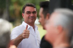 Flávio Bolsonaro se aproxima de Lula agora com 4,3 pontos de diferença