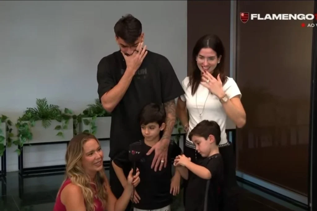 Lucas Paquetá volta ao Flamengo e chora ao falar do filho em entrevista hoje