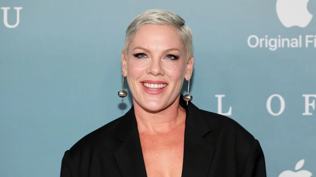 Pink agora se cuida com cirurgia no pescoço