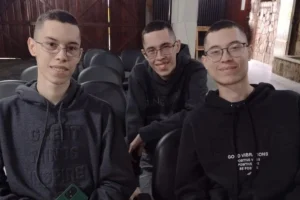 Trigêmeos de 18 anos tiram Título de Eleitor juntos agora em Ribeirão Pires