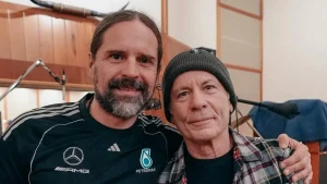 Andreas Kisser participa do novo álbum de Bruce Dickinson hoje veja detalhes