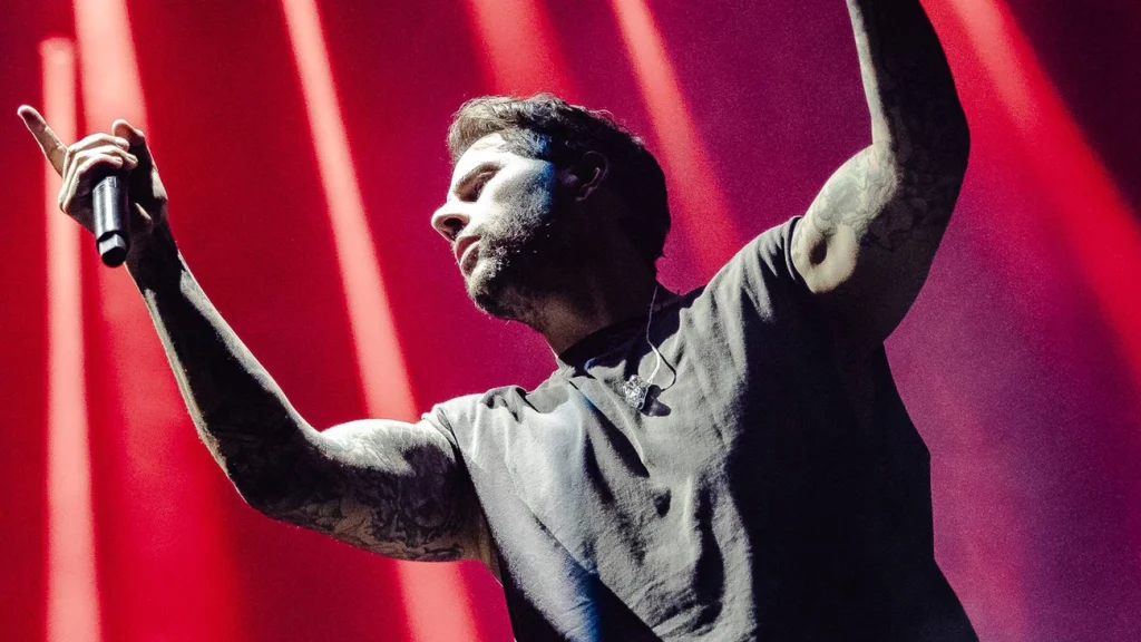 Avenged Sevenfold canta com força apesar dos obstáculos