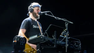 Bon Iver lança hoje Volumes álbum ao vivo inédito com 10 faixas