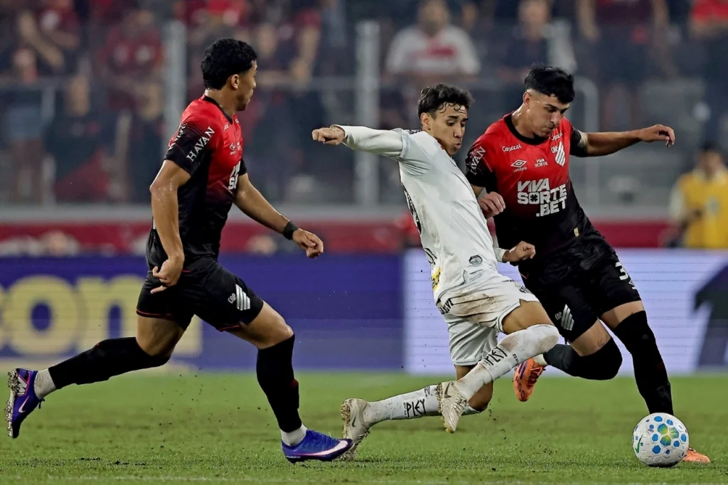 Athletico-PR vence Santos com gols nos acréscimos agora no Brasileirão