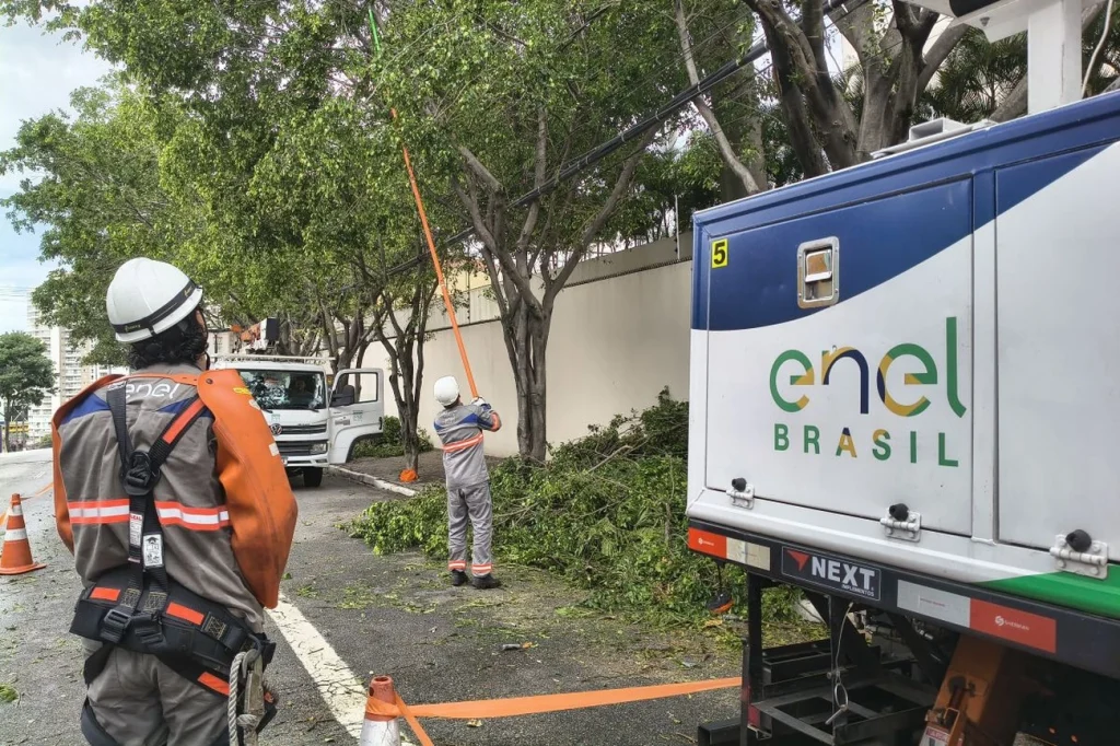 Enel reage a críticas e desmente responsabilização por apagões em SP Enel reage a críticas e desmente responsabilização por apagões em SP