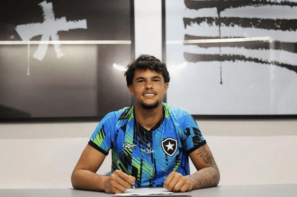 Bruninho filho de Bruno assina contrato profissional com o Botafogo agora