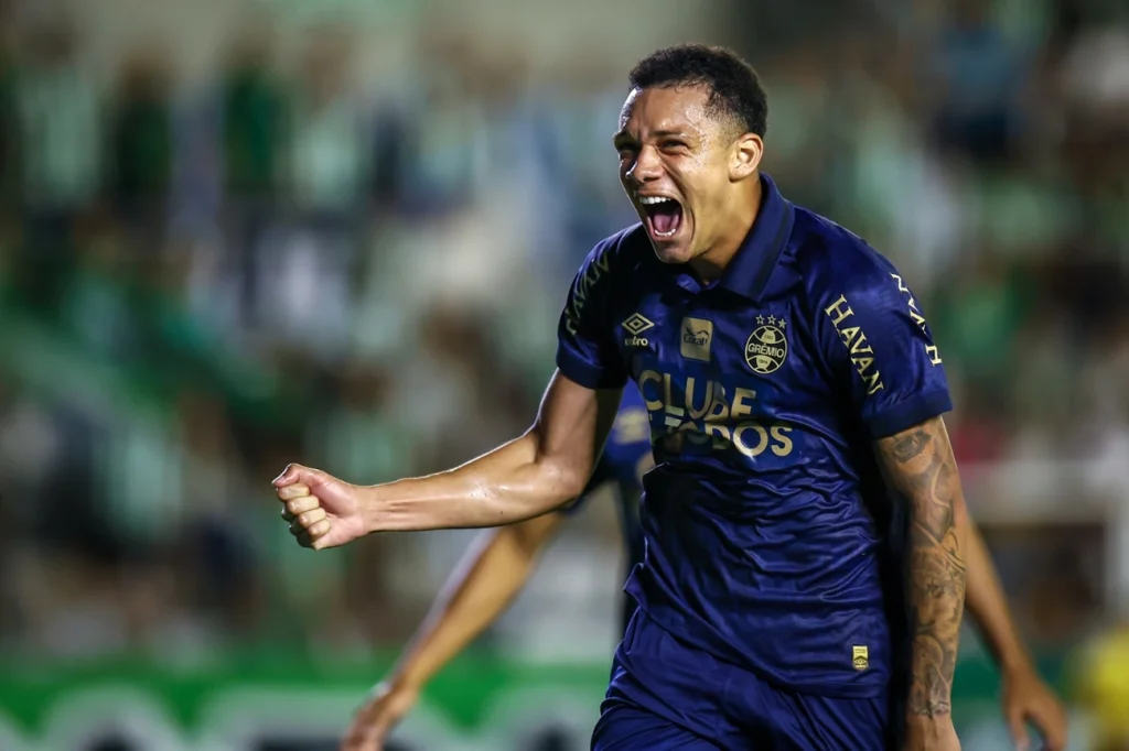 Grêmio avança à final do Campeonato Gaúcho com Weverton como herói