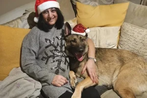 Mulher perde membros após lambida de cachorro hoje