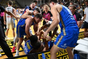 Briga explode em jogo da NBL entre 36ers e Bullets agora