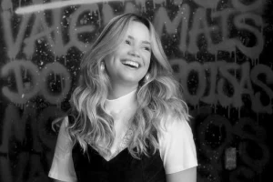 Jornalista Flávia Bacelar morre aos 31 anos após luta contra câncer agressivo