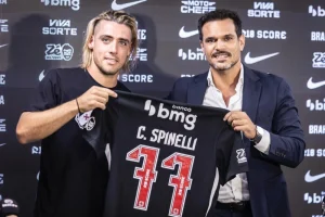 Vasco apresenta Spinelli, novo atacante para repetir feitos de Rayan hoje