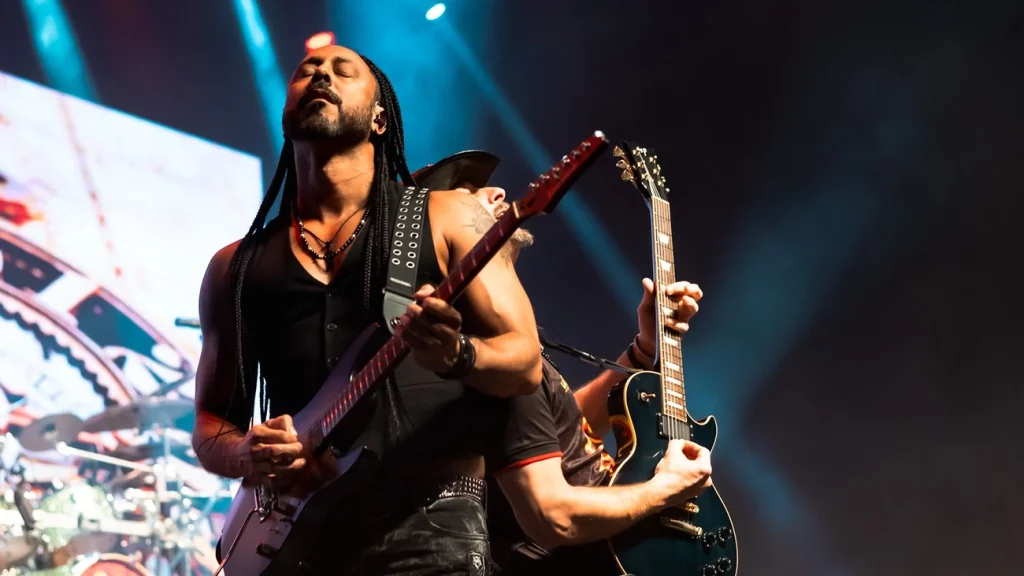 Angra regressa com Alírio Netto e anuncia turnê de Holy Land para celebrar 30 anos