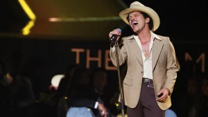 Bruno Mars lança álbum romântico e leve agora, The Romantic, ouça o novo disco água com açúcar