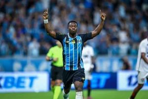Grêmio vence Vitória 2×0 e conquista 3º triunfo