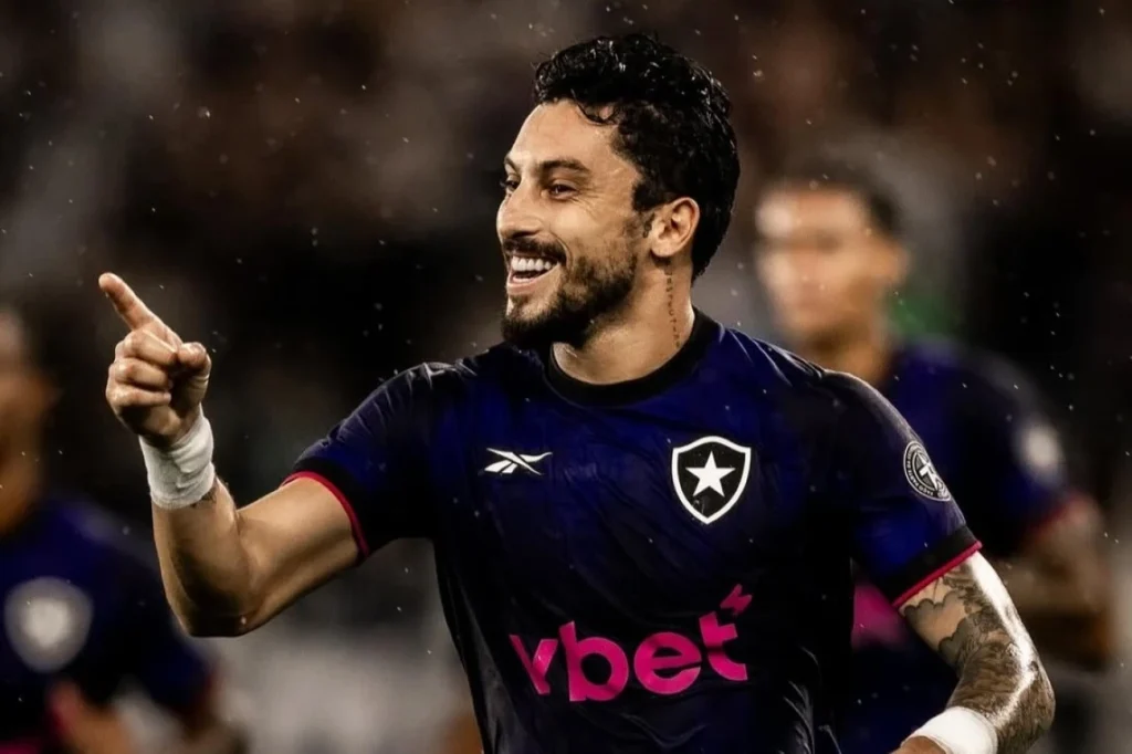 Alex Telles chama torcida para Botafogo x Internacional hoje às 18h30 no DF