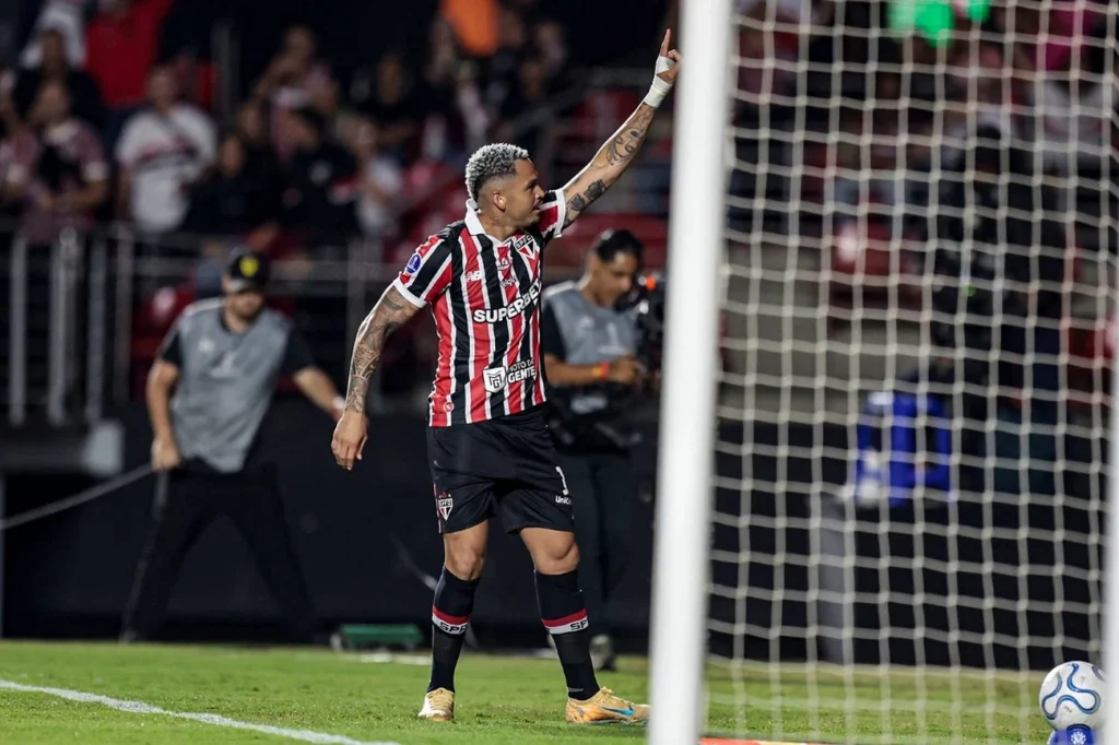 São Paulo Sofre no 1º Tempo e Bate OHiggins por 2 a 0 na Sul-Americana
