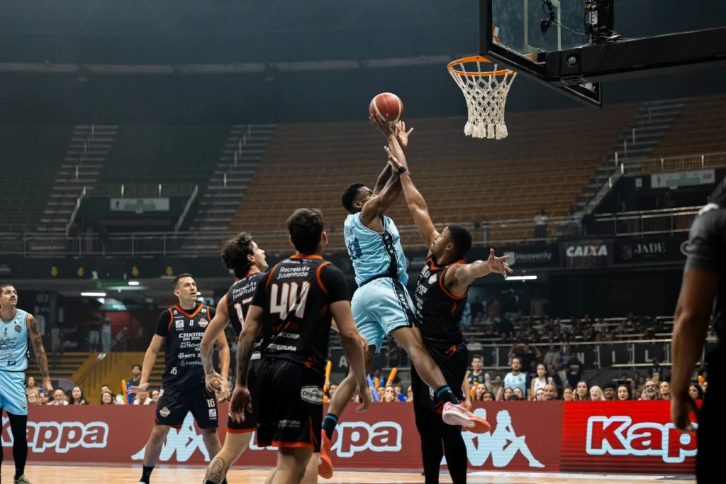 Brasília Basquete conquista a liderança dos playoffs com vibrante vitória sobre Caxias
