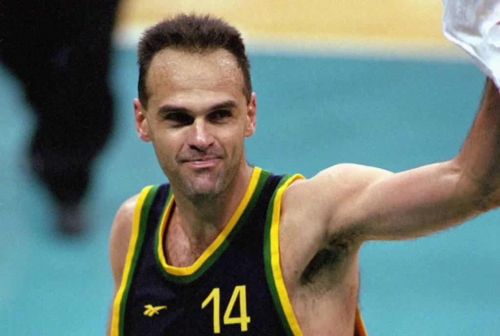 CBF homenageia Oscar Schmidt com 1 minuto de silêncio agora