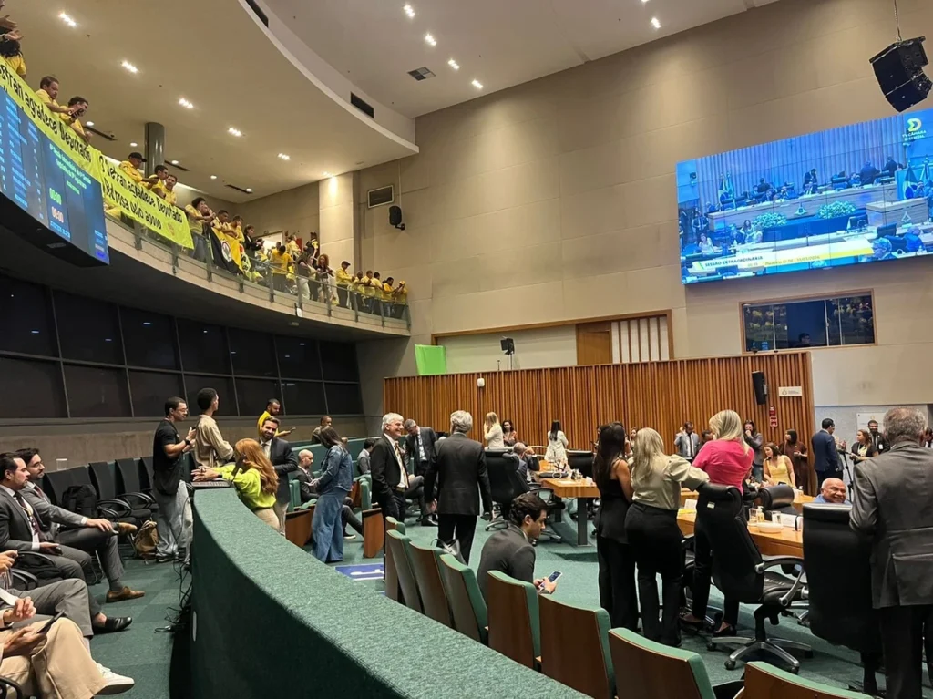 PL dos Servidores do Detran-DF explode na CLDF – espera sem fim em plenária PL dos Servidores do Detran-DF explode na CLDF - espera sem fim em plenária