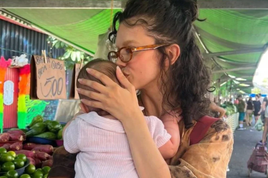 Manu Gavassi abre álbum da filha Nara agora Manu Gavassi abre álbum da filha Nara agora