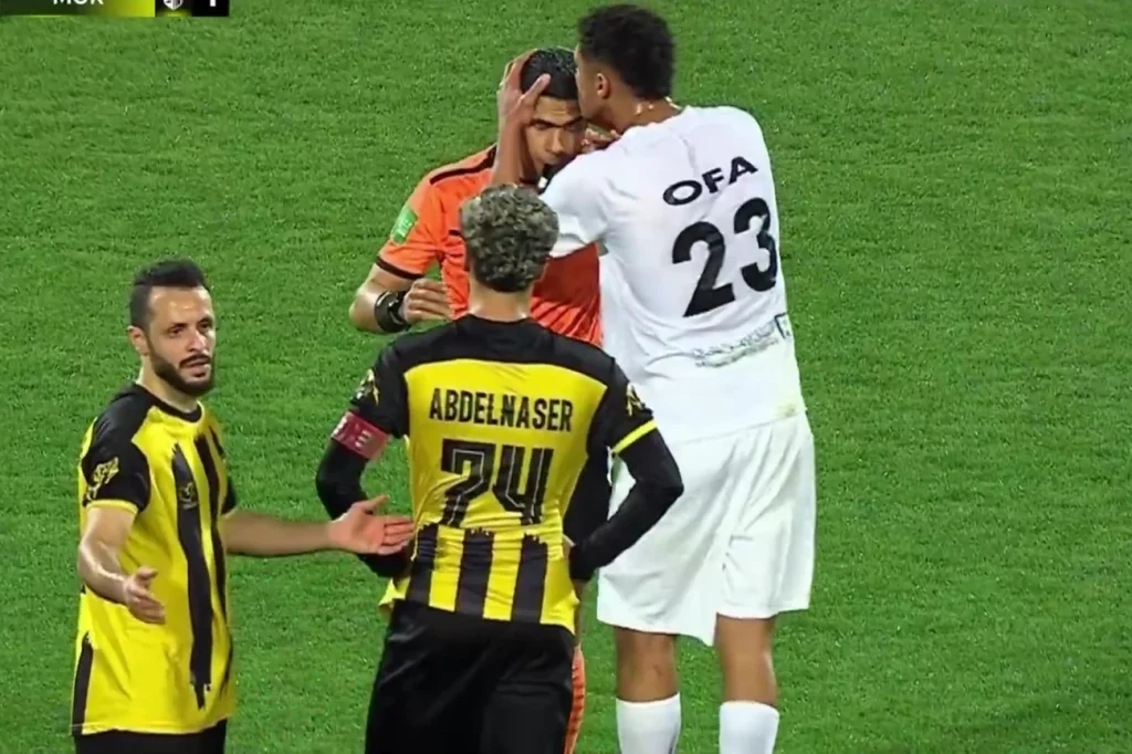 Egito Em Chamas: Físico Marka Gol Com Beijo Em Árbitro