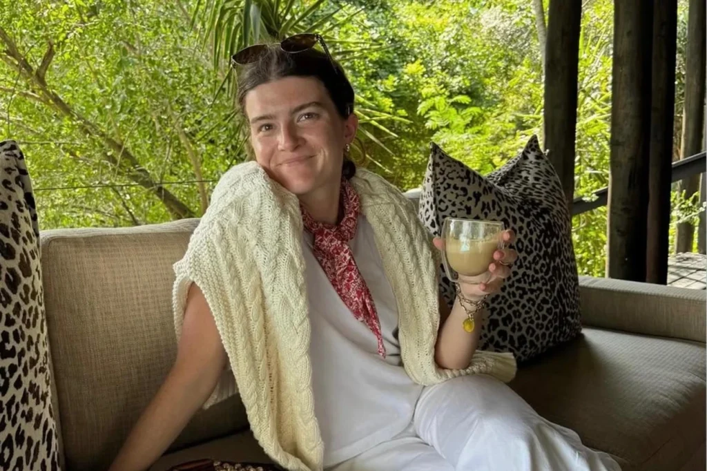 Maddie 25 anos descobre câncer de mama após ignorar pele seca no seio