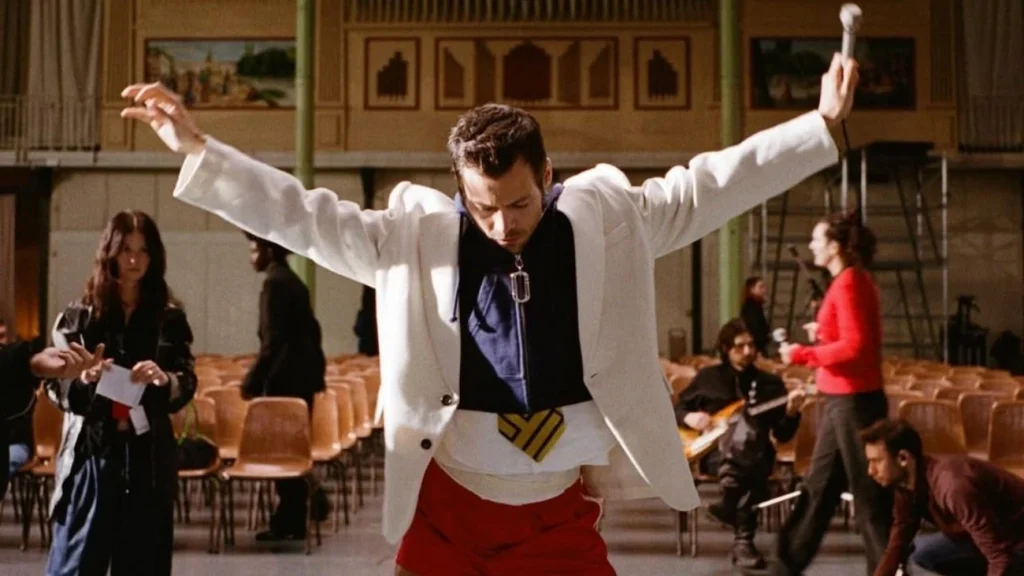Harry Styles incendeia ginásio com novo clipe emocionante de Dance No More