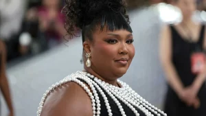 Lizzo lança Bitch agora, hino feminista que redefine poder feminino