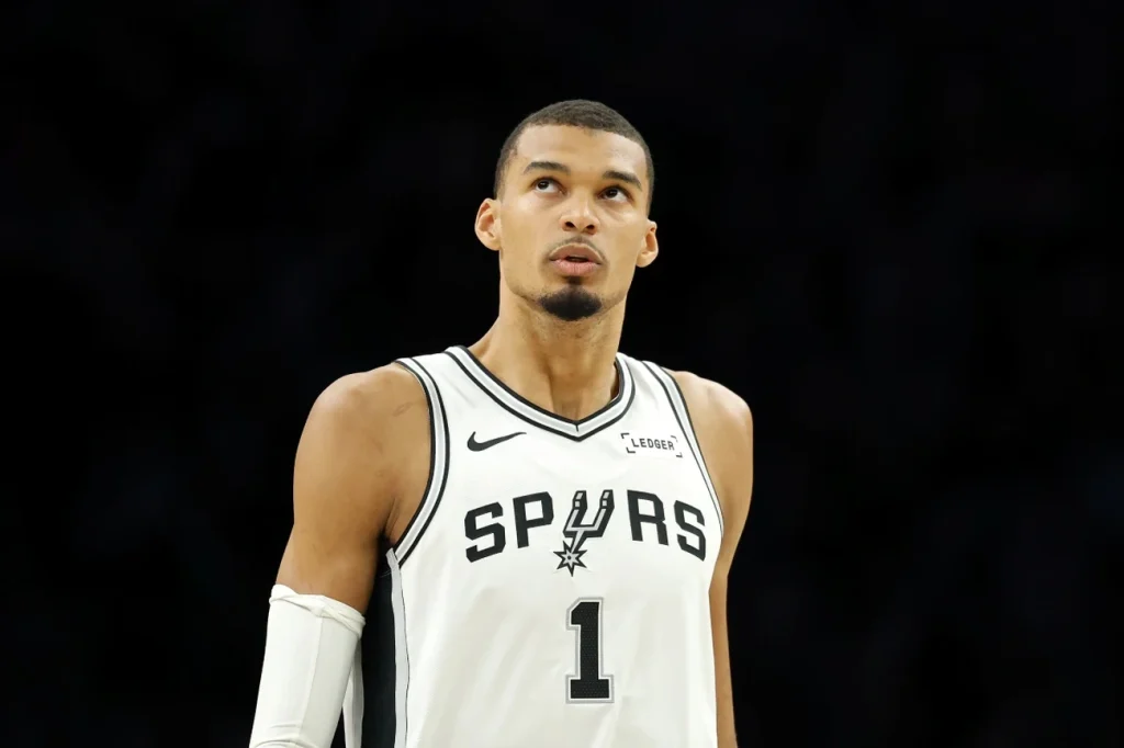Wembanyama expulso agora após cotovelada na NBA