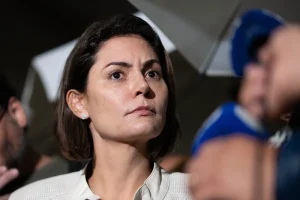 Bolsonaro passa por cirurgia com sucesso, diz Michelle, agora sob controle